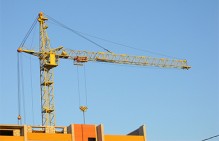 В Ростове-на-Дону строитель ООО "Полюс" забрался на башенный кран и потребовал выплатить зарплату