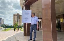 Одиночный пикет директора библиотеки Ингушского госуниверситета против сокращений работников