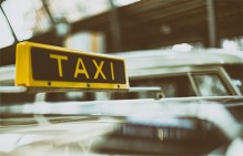 Самозанятые водители такси, работающие на цифровых платформах, продолжают протесты против низкого уровня доходов и тяжелых условий труда