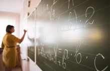 Учителя средней школы из Волгоградской области сообщили о невыплате доплат за дополнительные уроки
