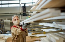 Бывшим работникам ЗАО "Энгельсская мебельная фабрика" выплачены долги по зарплате при содействии следственных органов