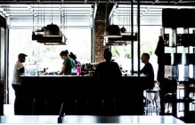 В коллективном обращении работники сети быстрого питания "Подорожник" заявили о нарушениях трудовых прав