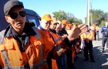 Для защиты уволенного сотрудника, работники Гайского дорожного управления вышли на акцию протеста