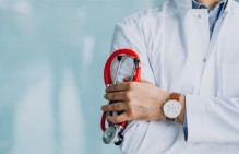 Медики Владикавказской больницы скорой помощи заявили о низких заработных платах и требуют индексации