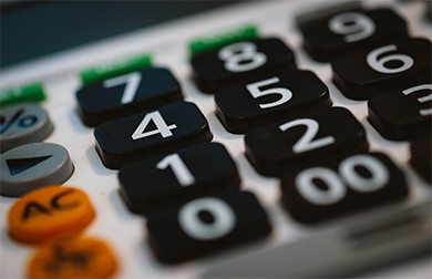 Представлены данные о средних зарплатах работников в регионах СФО