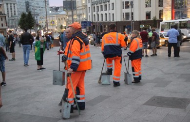 Представлены данные о зарплатных предложениях для дворников в регионах УФО